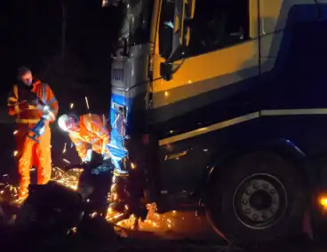 Chauffeur rijdt rechtdoor op rotonde en knalt tegen boom