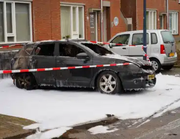 Autobrand dreigt over te slaan naar woning