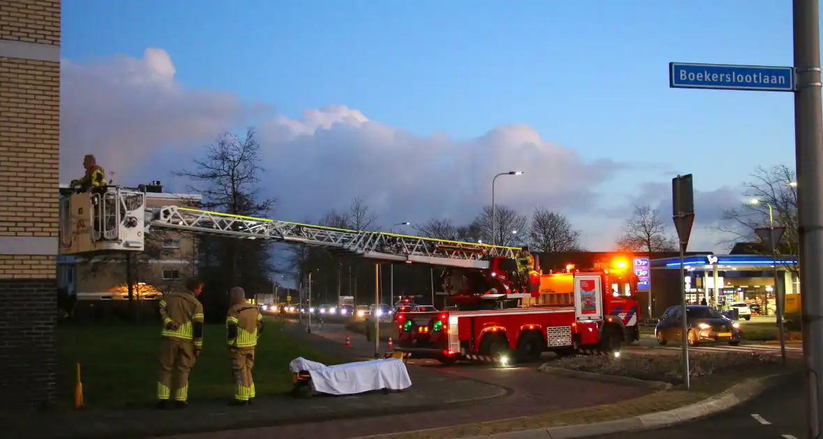 Traumateam en brandweer assisteren ambulancepersoneel