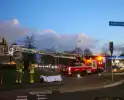 Traumateam en brandweer assisteren ambulancepersoneel