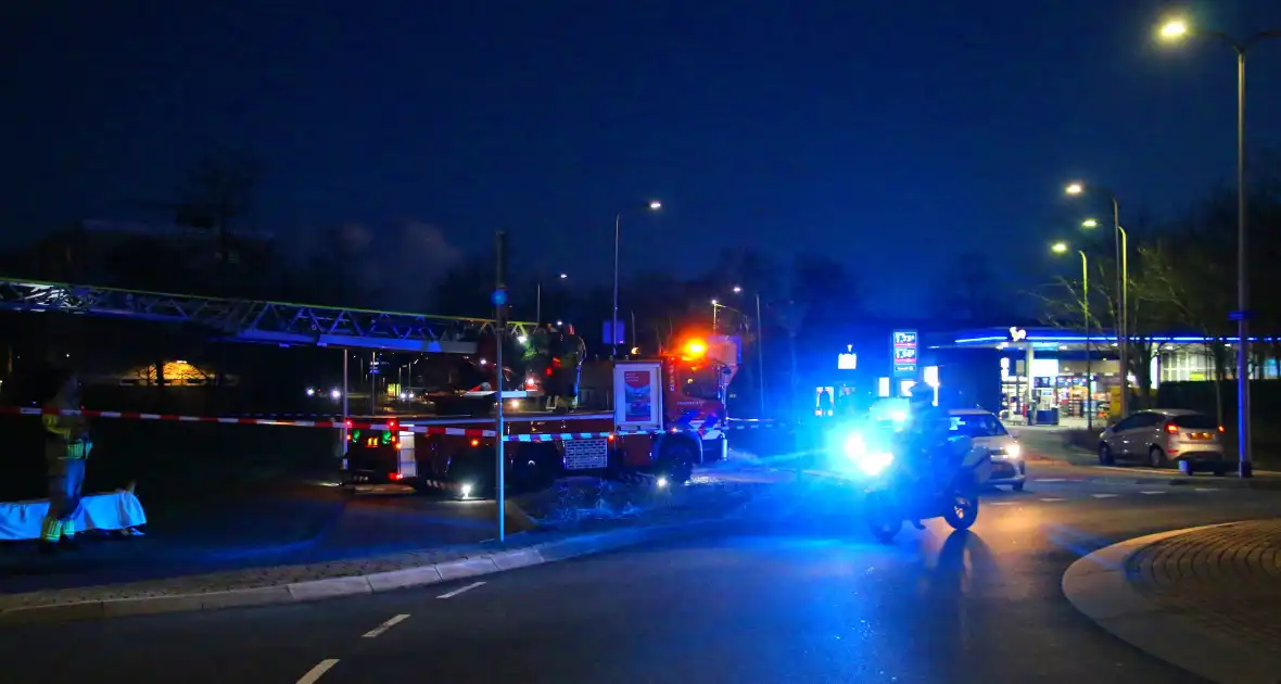 Traumateam en brandweer assisteren ambulancepersoneel - Foto 1