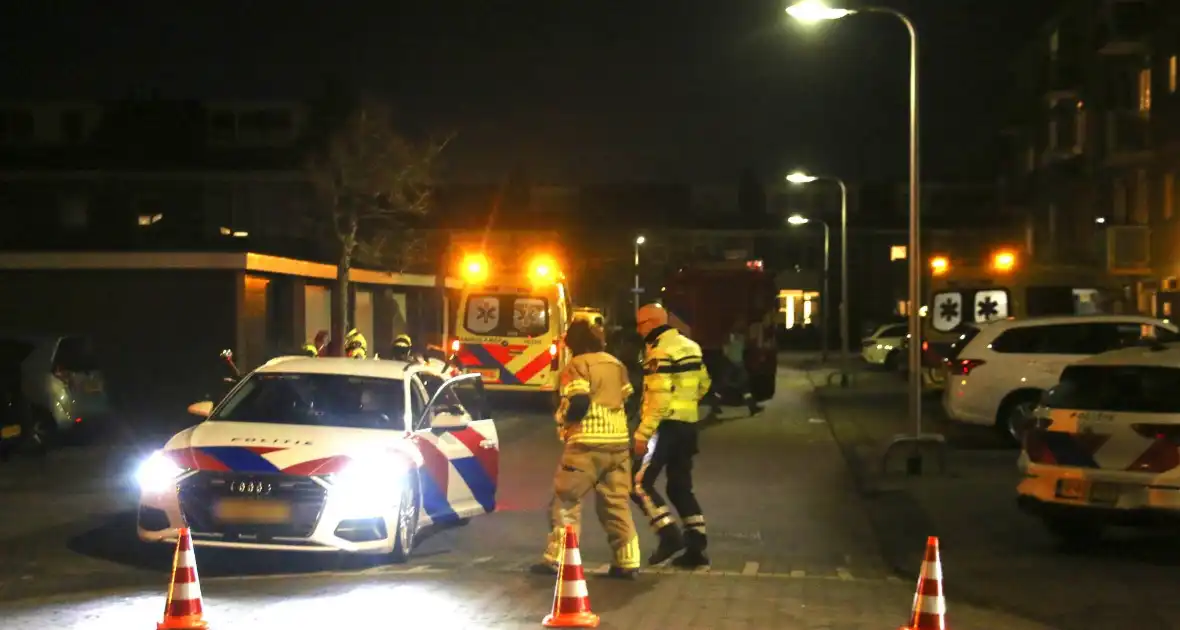 Traumateam en brandweer assisteren ambulancepersoneel - Foto 2
