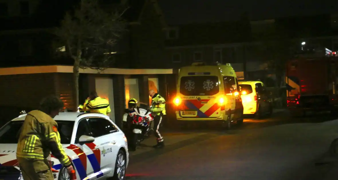 Traumateam en brandweer assisteren ambulancepersoneel - Foto 3