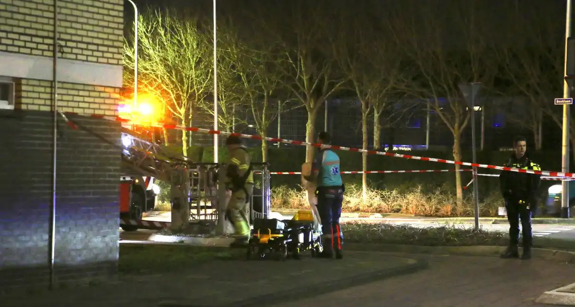 Traumateam en brandweer assisteren ambulancepersoneel - Foto 5