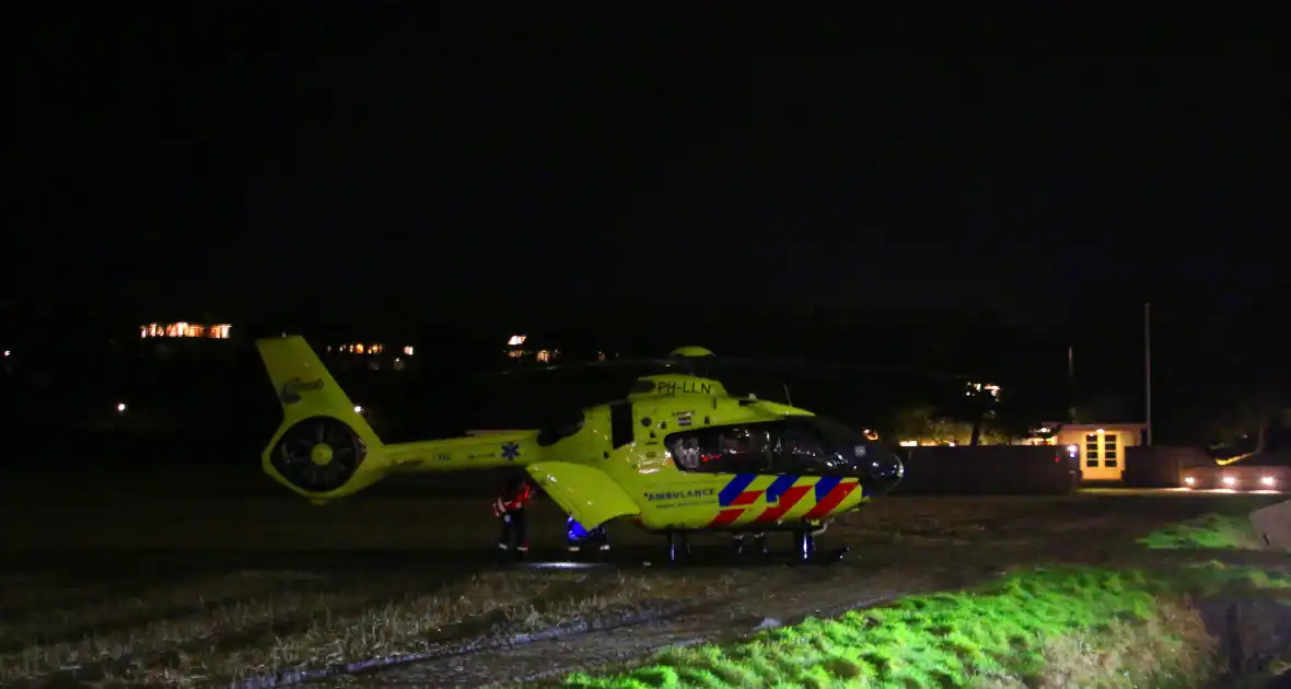 Traumateam en brandweer assisteren ambulancepersoneel - Foto 6