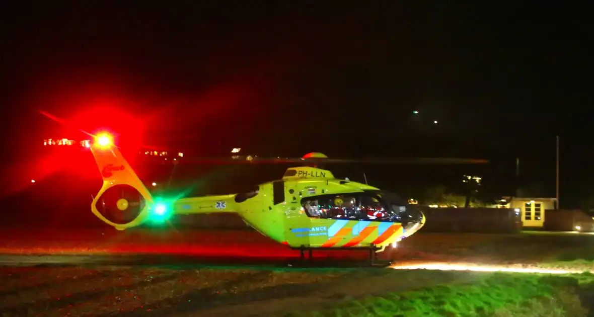 Traumateam en brandweer assisteren ambulancepersoneel - Foto 7