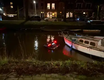 Auto vliegt uit de bocht en belandt onder water