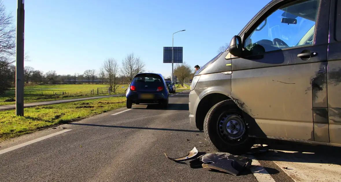 Wiel breekt af bij aanrijding tussen twee voertuigen