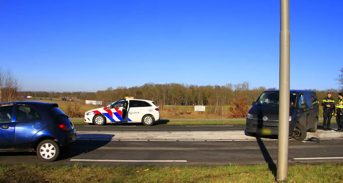 Wiel breekt af bij aanrijding tussen twee voertuigen - Foto 1