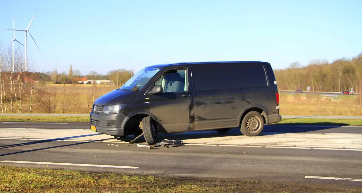 Wiel breekt af bij aanrijding tussen twee voertuigen - Foto 10