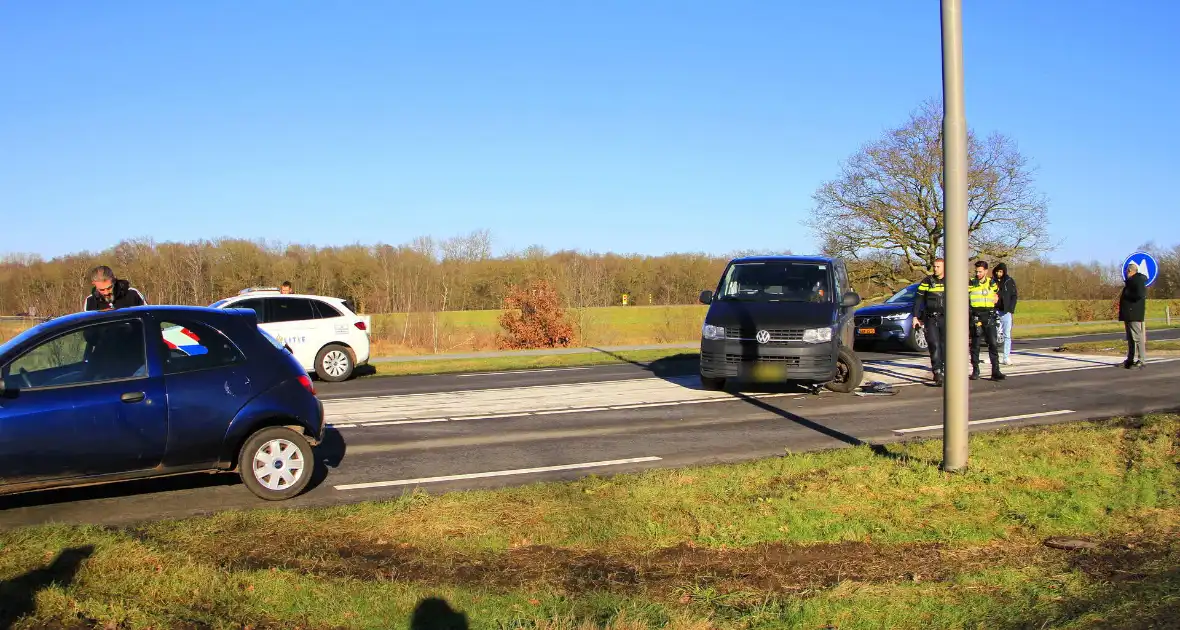 Wiel breekt af bij aanrijding tussen twee voertuigen - Foto 2