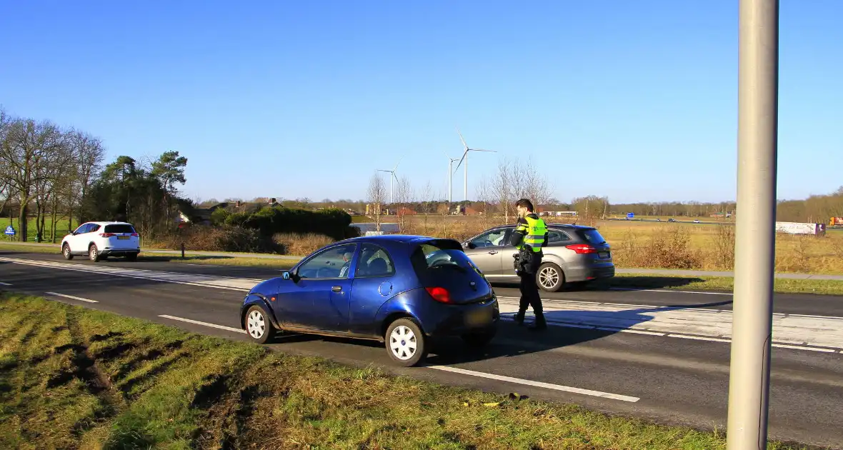 Wiel breekt af bij aanrijding tussen twee voertuigen - Foto 4