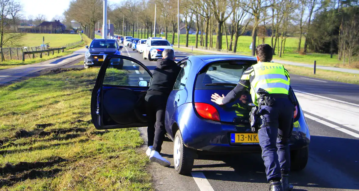 Wiel breekt af bij aanrijding tussen twee voertuigen - Foto 5