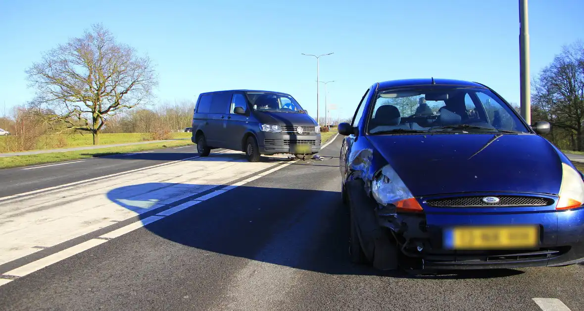 Wiel breekt af bij aanrijding tussen twee voertuigen - Foto 6