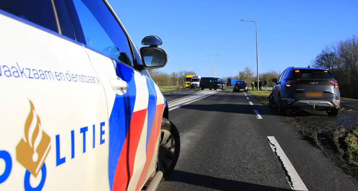 Wiel breekt af bij aanrijding tussen twee voertuigen - Foto 7