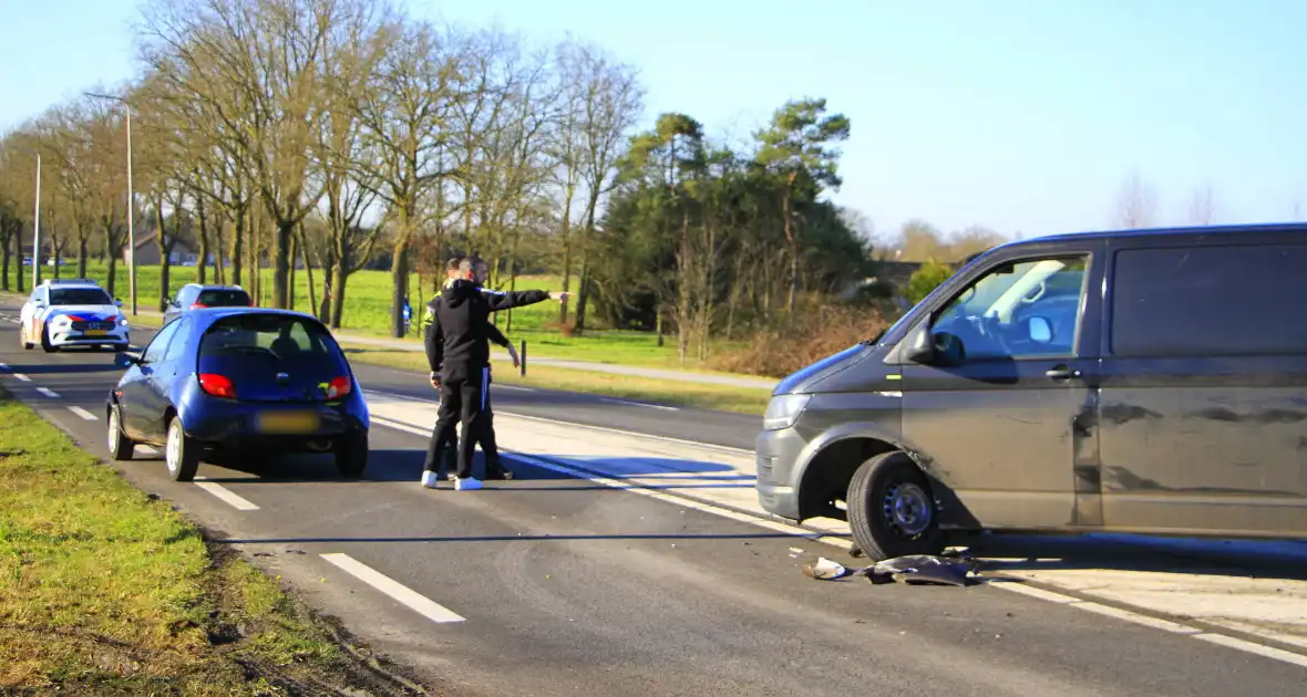 Wiel breekt af bij aanrijding tussen twee voertuigen - Foto 8