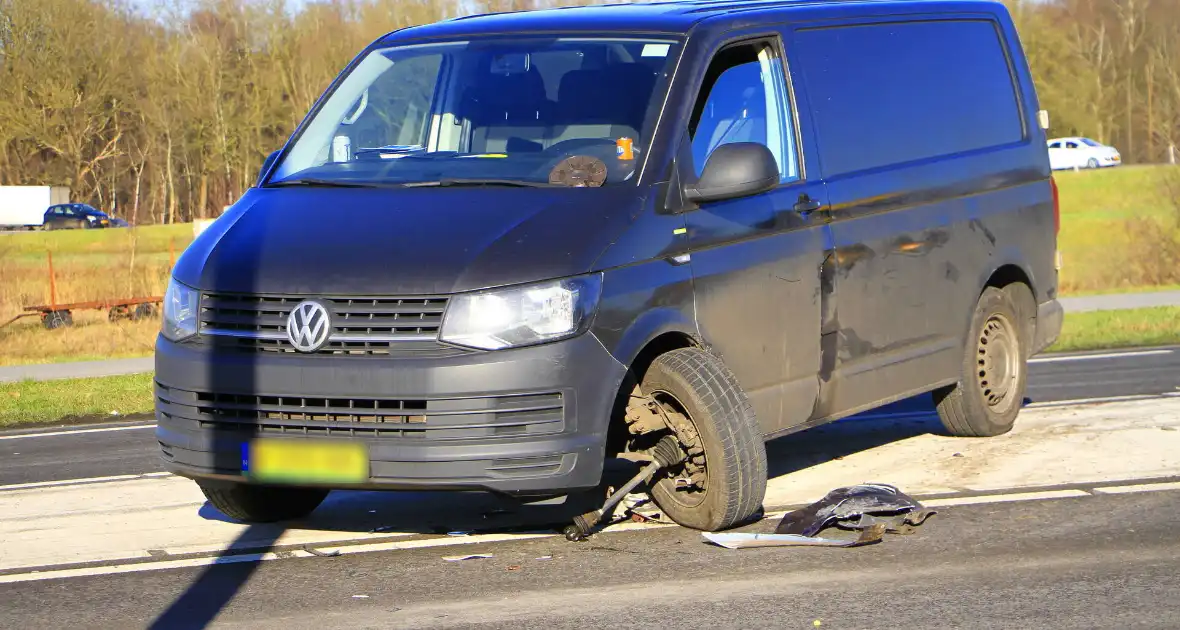 Wiel breekt af bij aanrijding tussen twee voertuigen - Foto 9