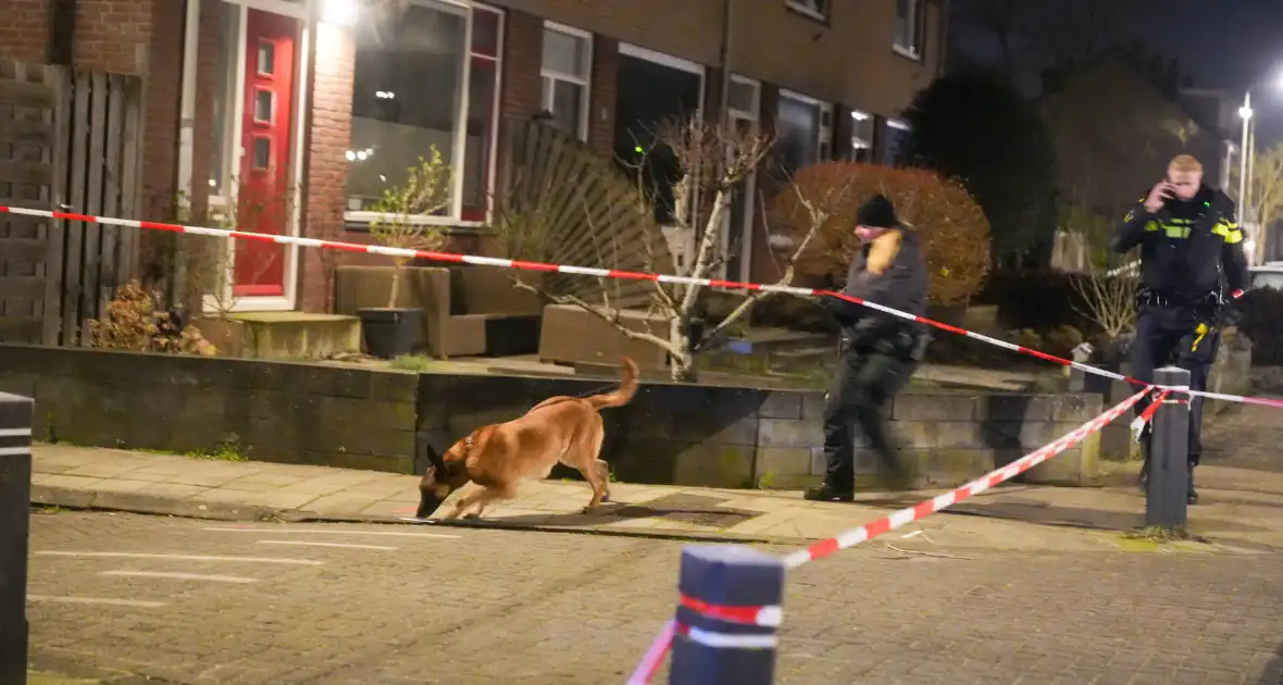 Steekincident op straat, meerdere personen meegenomen naar politiebureau - Foto 2