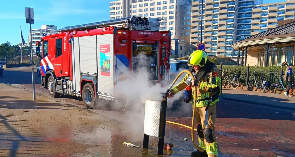 Brandweer dooft brand in prullenbak