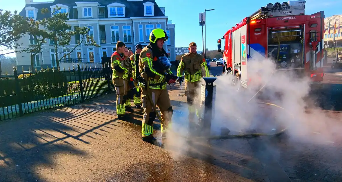 Brandweer dooft brand in prullenbak - Foto 1