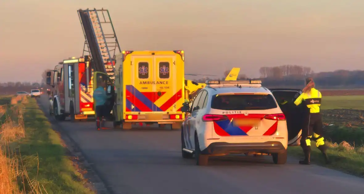 Voertuig belandt op zijkant in water na ongeval - Foto 2