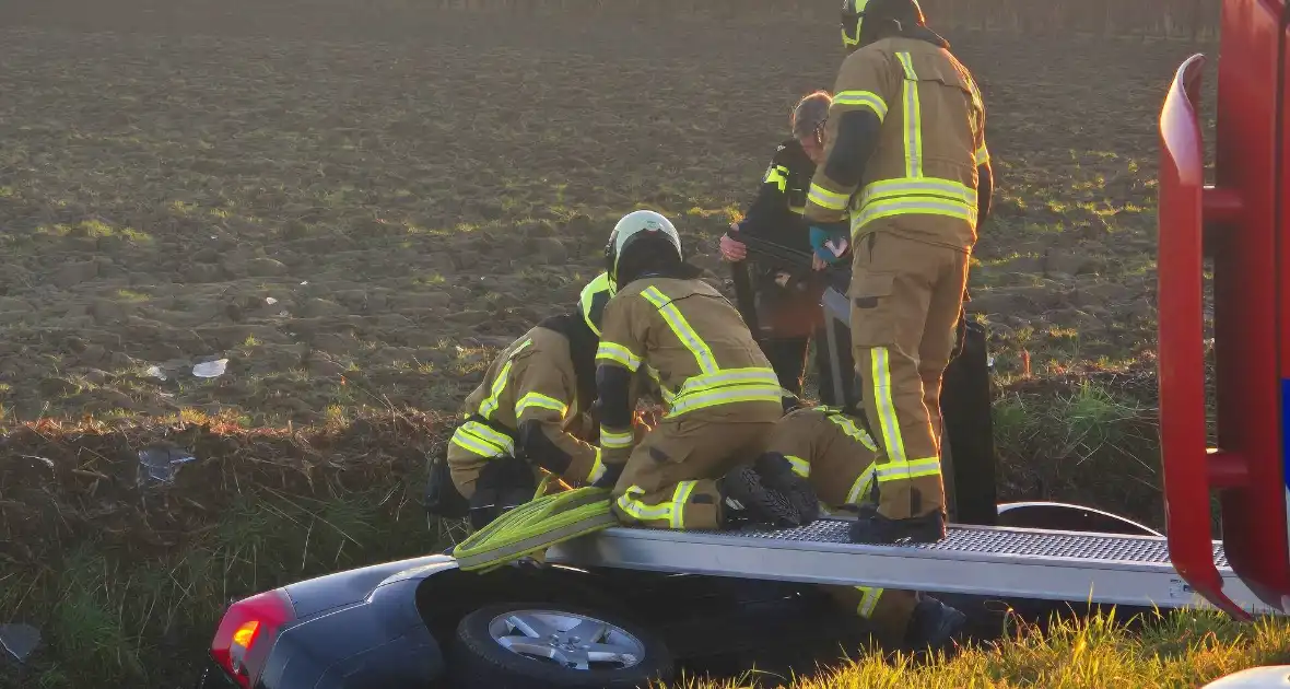 Voertuig belandt op zijkant in water na ongeval - Foto 3
