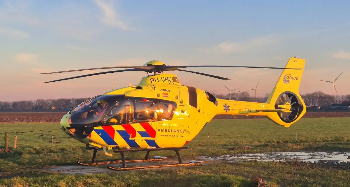 Voertuig belandt op zijkant in water na ongeval - Foto 5