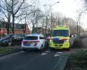 Automobiliste rijdt fietser aan op rotonde