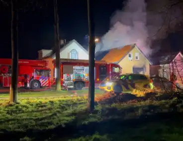 Explosie en grote brand in woning