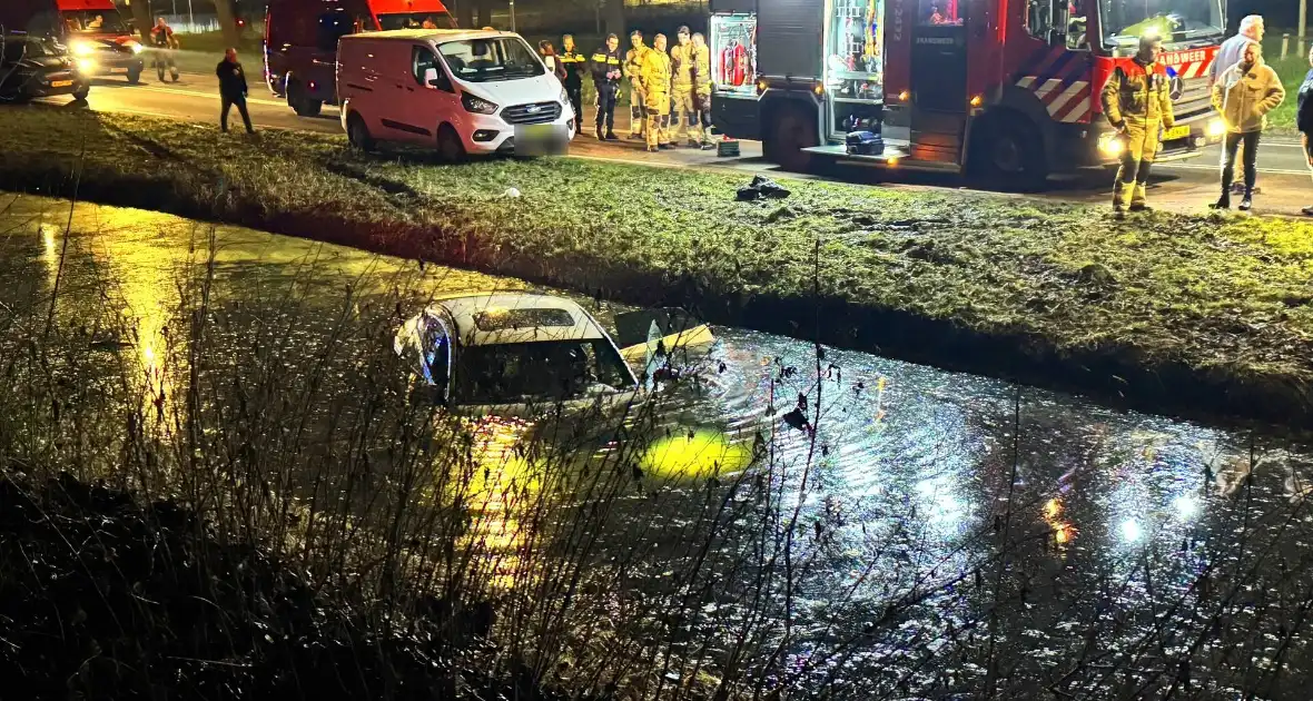Peperdure Mercedes belandt in het water