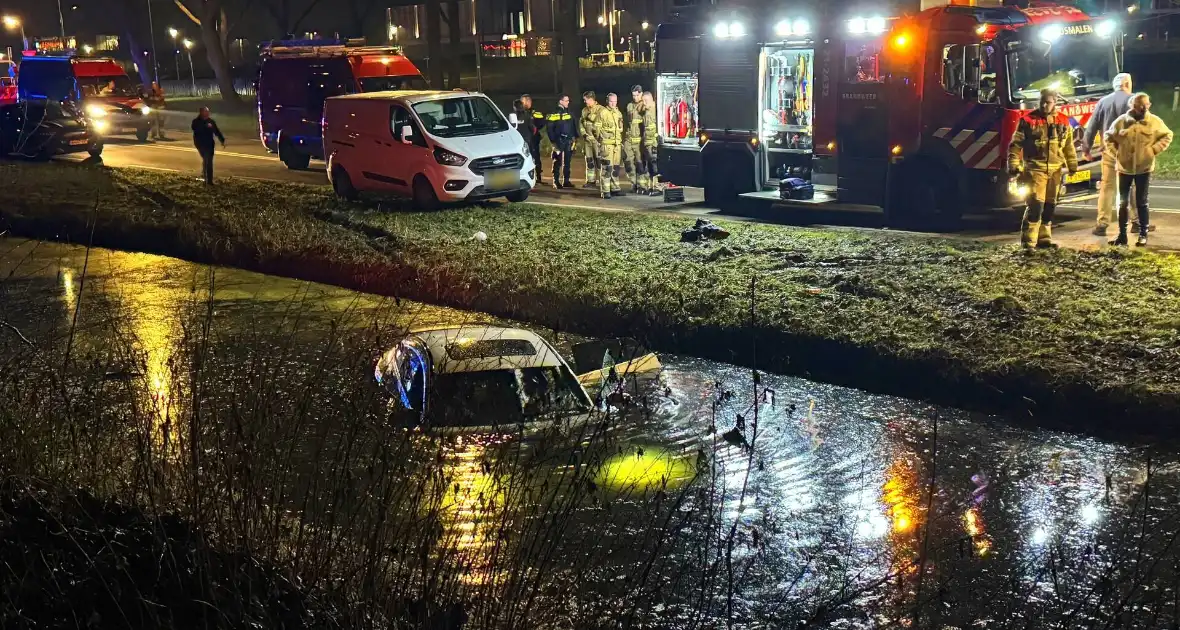 Peperdure Mercedes belandt in het water - Foto 1