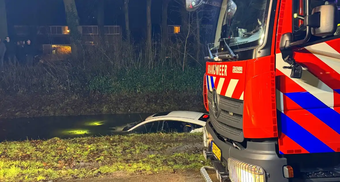 Peperdure Mercedes belandt in het water - Foto 3