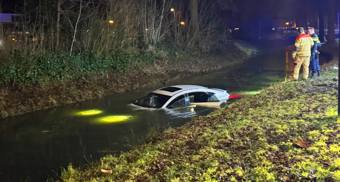 Peperdure Mercedes belandt in het water - Foto 4
