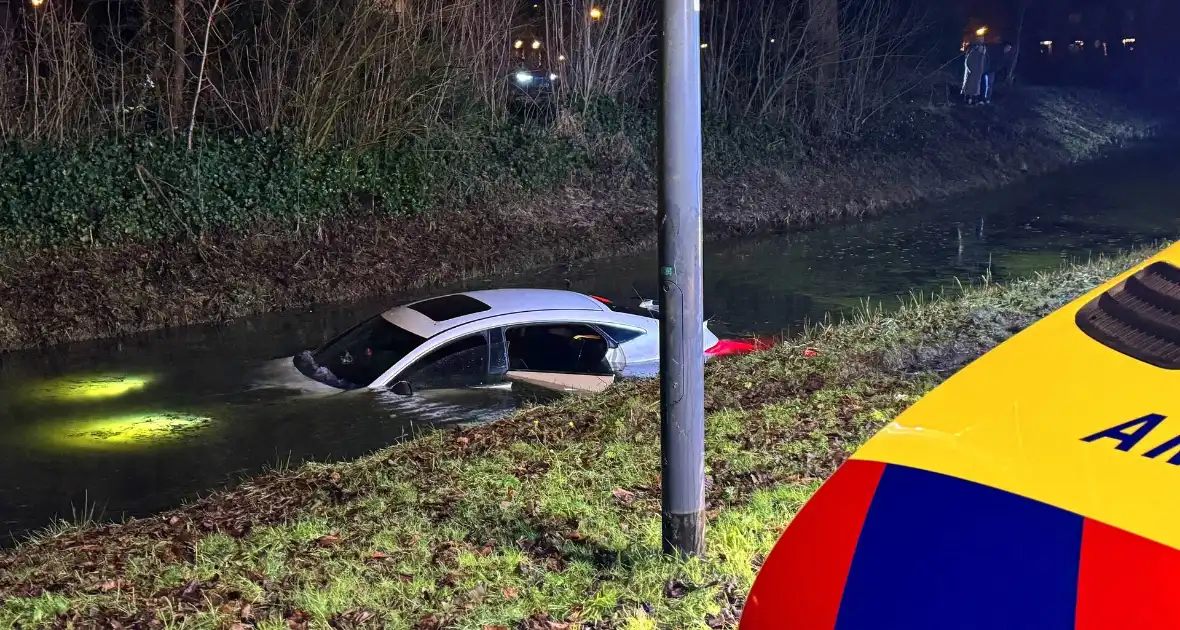 Peperdure Mercedes belandt in het water - Foto 5