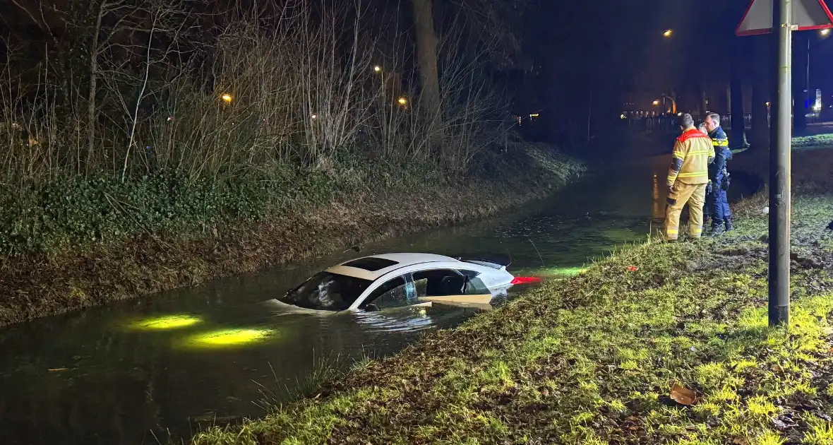 Peperdure Mercedes belandt in het water - Foto 7