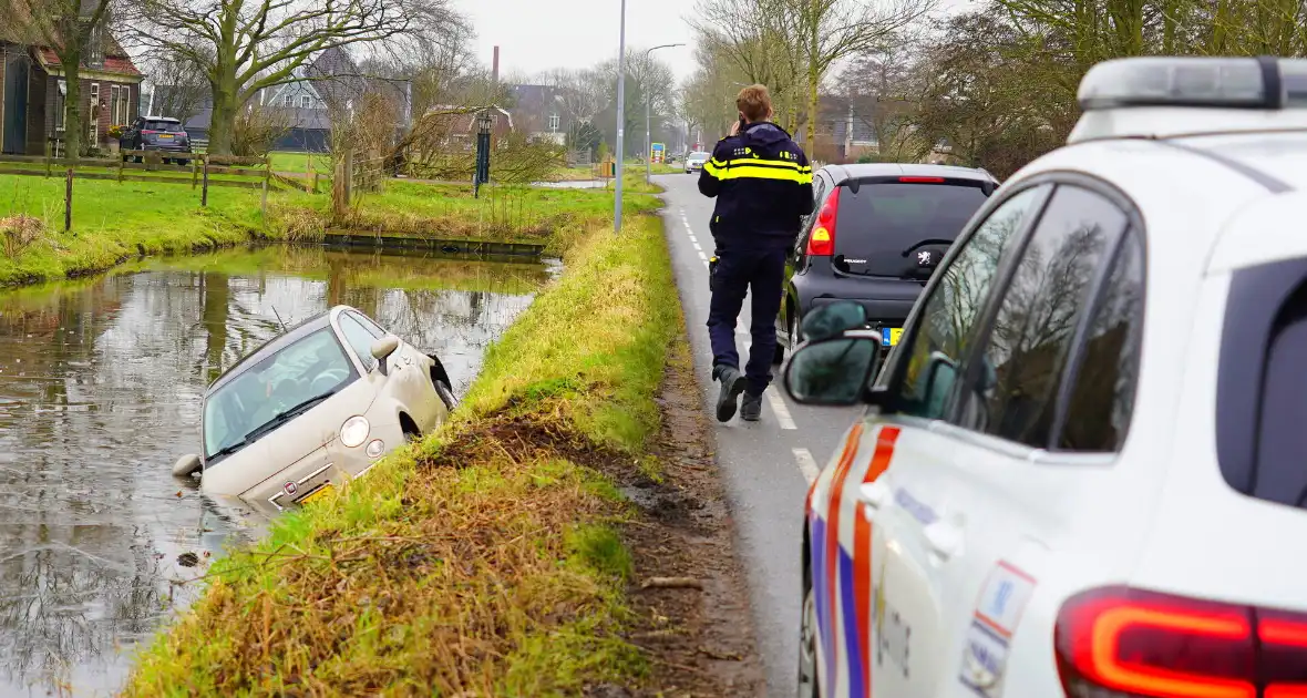 Auto belandt in sloot na aanrijding