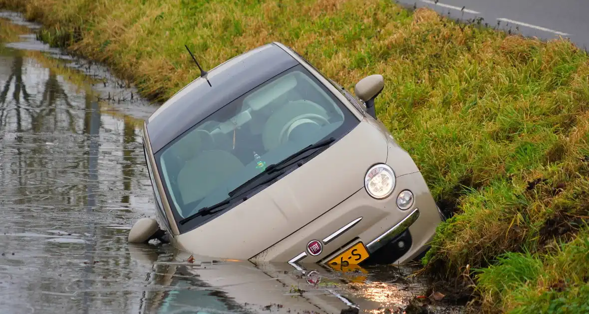 Auto belandt in sloot na aanrijding - Foto 1