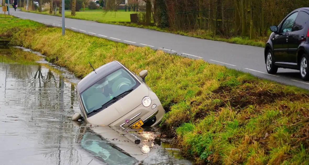 Auto belandt in sloot na aanrijding - Foto 2