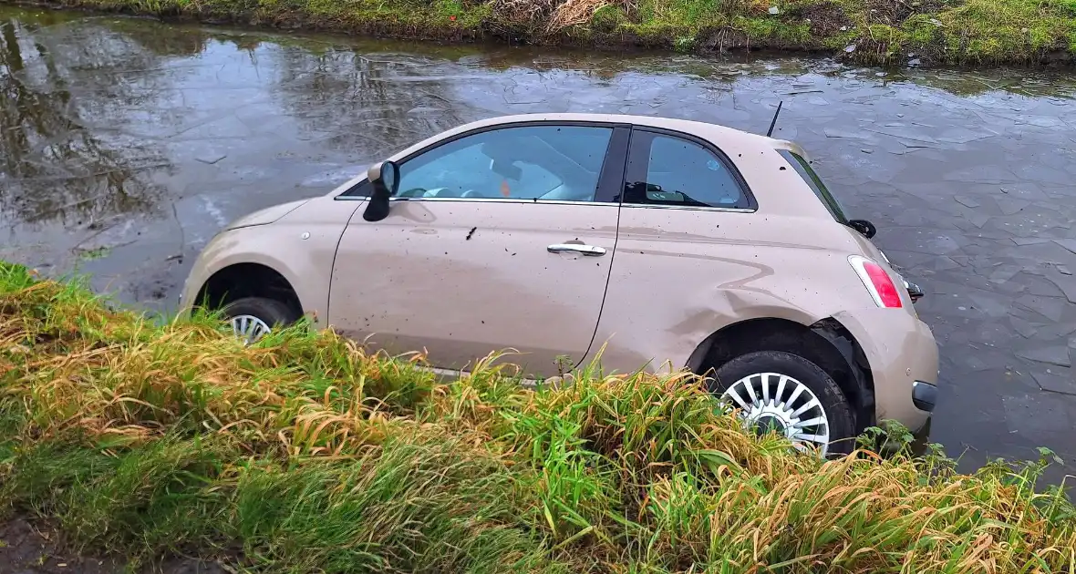 Auto belandt in sloot na aanrijding - Foto 3