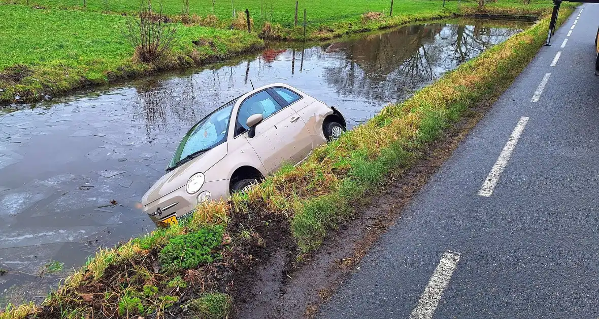Auto belandt in sloot na aanrijding - Foto 4