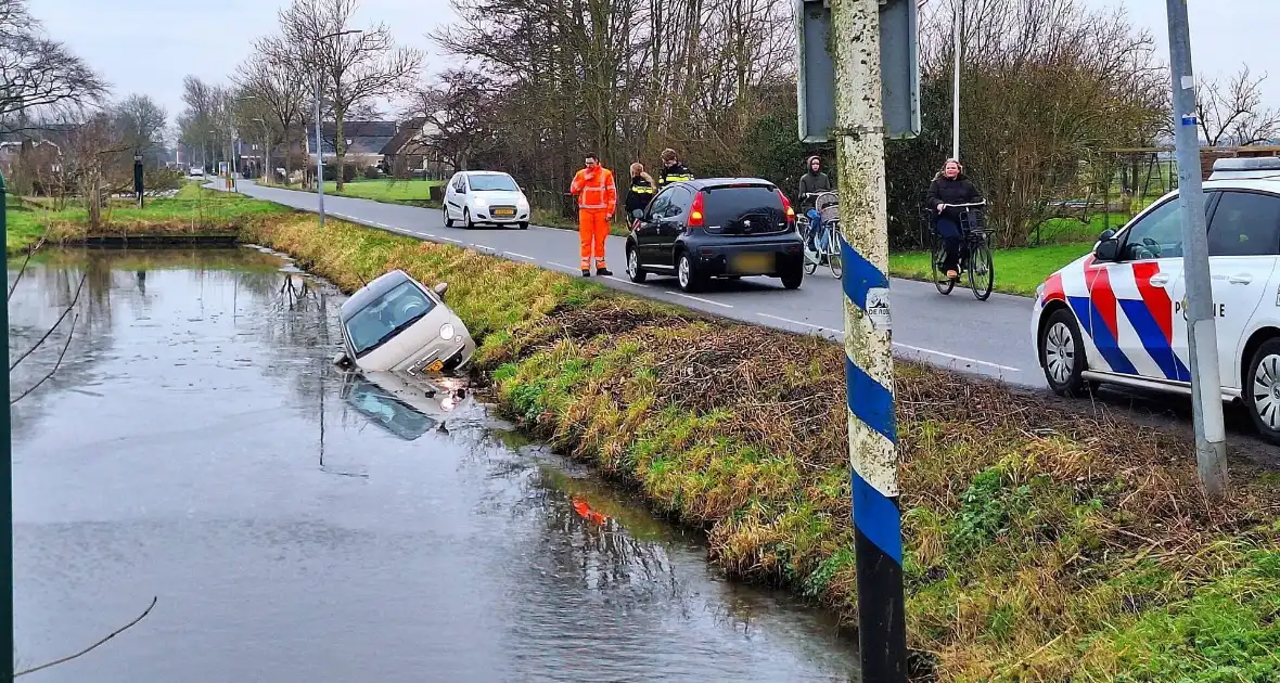 Auto belandt in sloot na aanrijding - Foto 5
