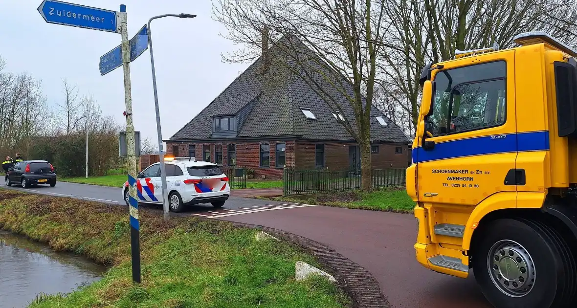 Auto belandt in sloot na aanrijding - Foto 6