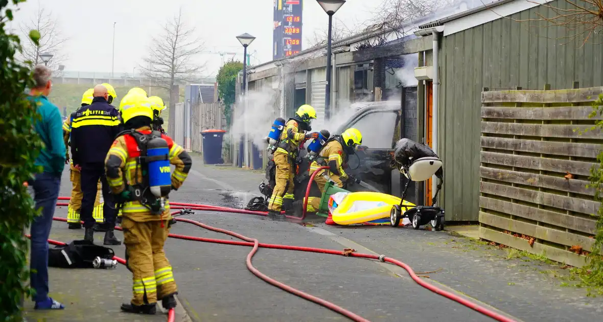 Veel schade door brand in bestelbus - Foto 1