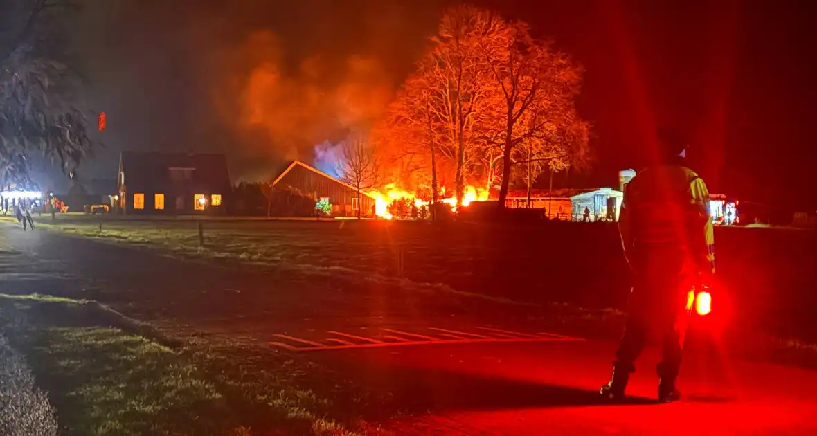 Brandweer ingezet voor grote brand in een schuur - Foto 1