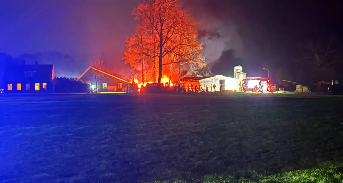 Brandweer ingezet voor grote brand in een schuur - Foto 2