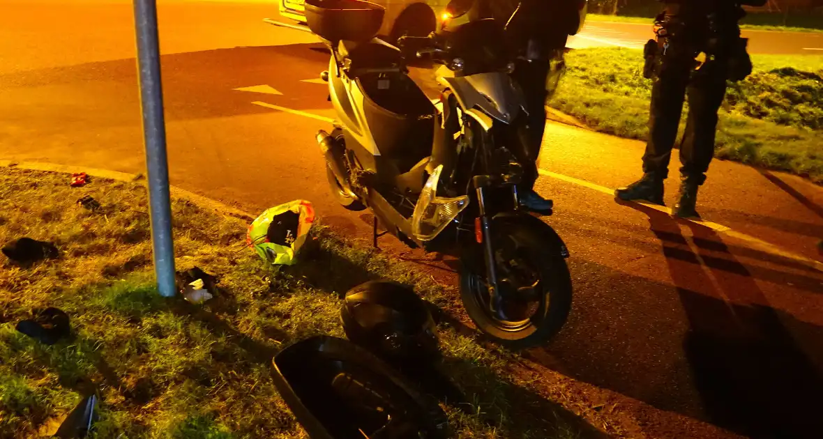 Scooterrijder klapt op paal