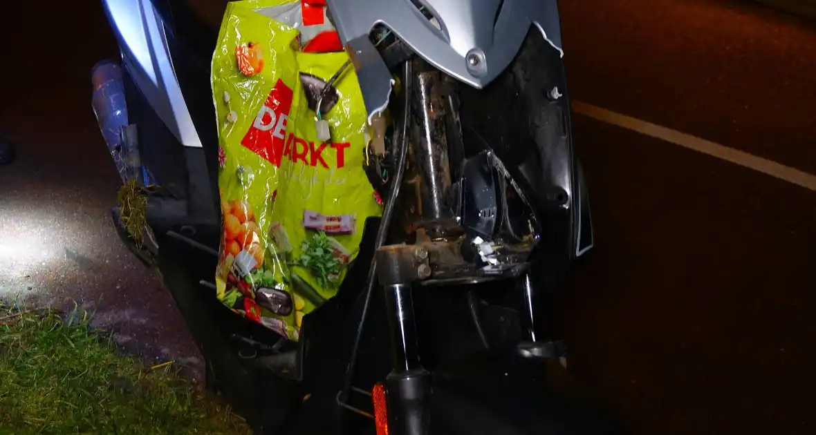 Scooterrijder klapt op paal - Foto 1