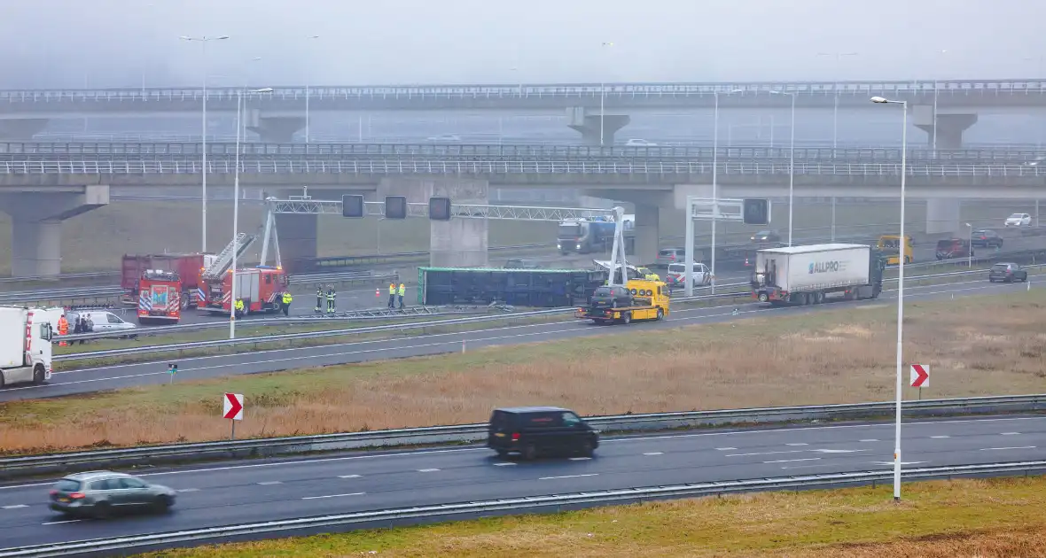 Vrachtwagen met oplegger kantelt op snelweg