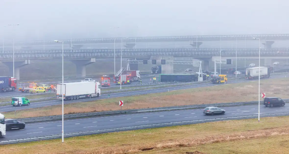 Vrachtwagen met oplegger kantelt op snelweg - Foto 2