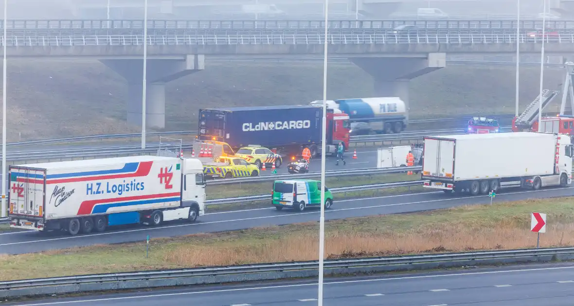 Vrachtwagen met oplegger kantelt op snelweg - Foto 3